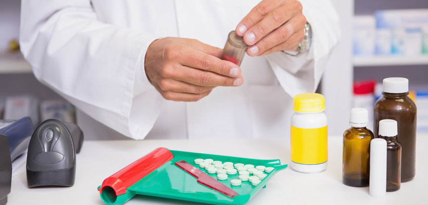 Mann verpackt Tabletten