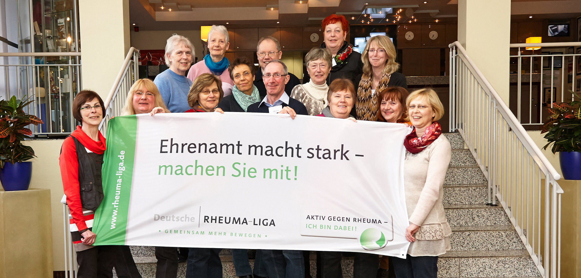 Gruppenfoto mit Banner Ehrenamt macht stark machen Sie mit