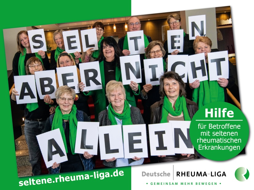 Die Vorderseite der Postkarte zeigt die Mitglieder des Netzwerks Seltene, die den Schriftzug "Selten, aber nicht allein" hochhalten".