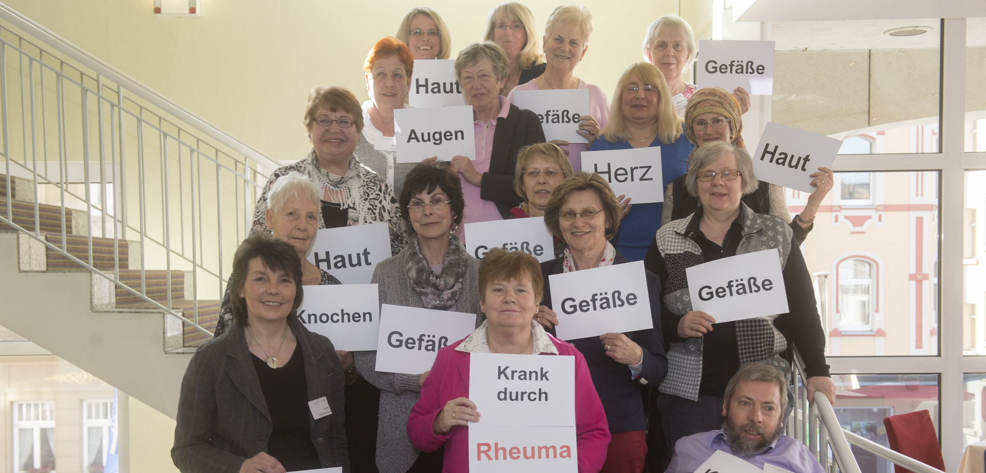 Gruppenfoto mit Schildern auf denen Organe stehen