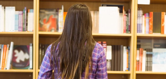 Frau vor einem Bücherregal