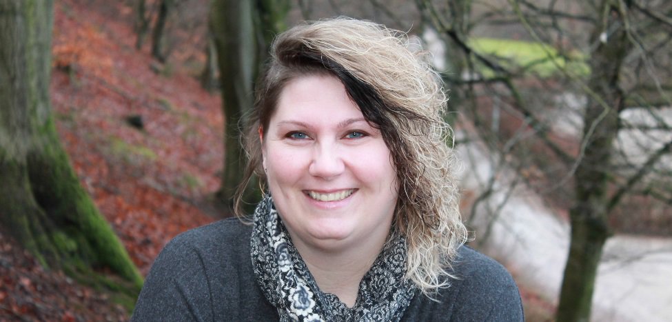 Lachende Frau im Wald