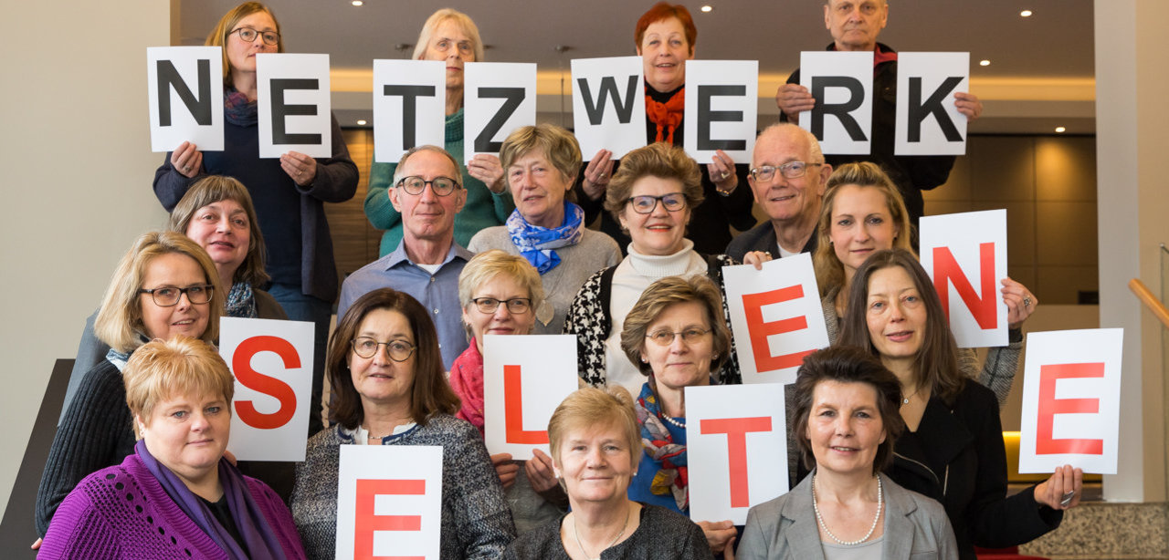 Gruppenfoto mit Buchstaben Netzwerk Seltene Erkrankung