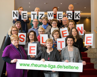 Gruppenfoto mit Buchstaben Netzwerk Seltene Erkrankung